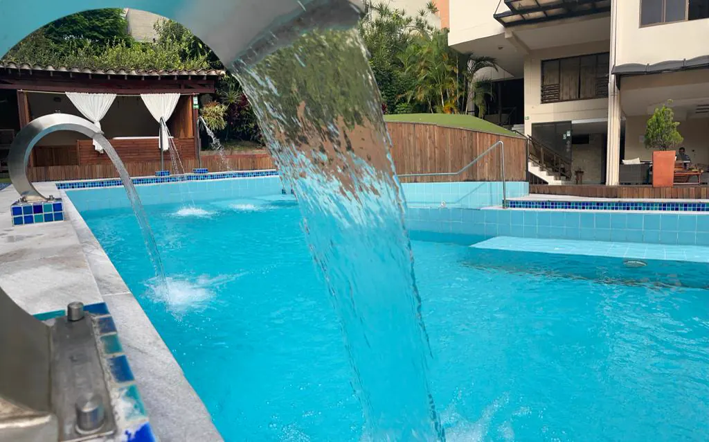 Masaje Terapeutico + Piscina